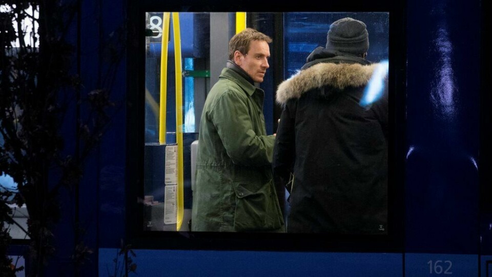 Skuespiller Michael Fassbender som spiller Harry Hole under innspillingen av filmen Snømannen på en trikk i Bjørvika i Oslo. FOTO: HÅKON MOSVOLD LARSEN / NTB SCANPIX