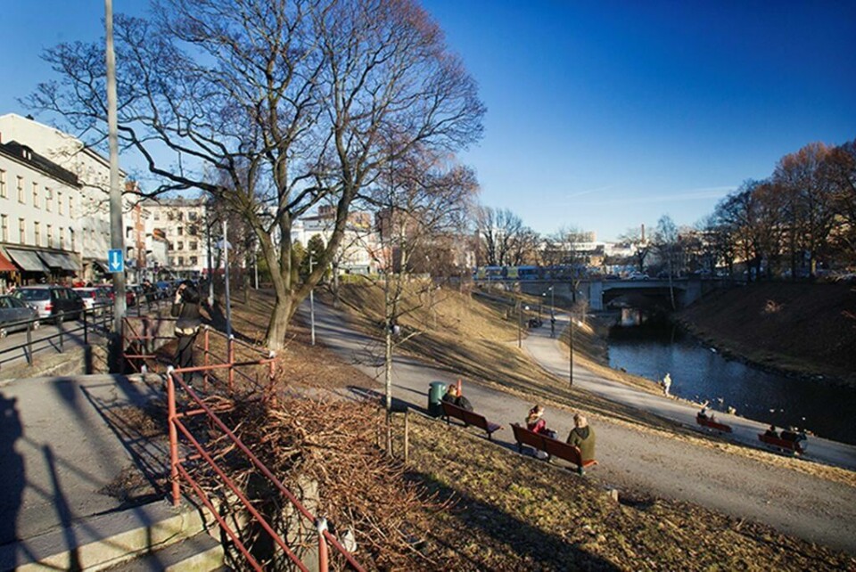 Det er planlagt en uteservering, på 400 kvadratmeter med plass til 112 personer. mellom der det nå ligger minigolfbane og Eventyrbrua på Grünerløkka. FOTO: ARNE OVE BERGO