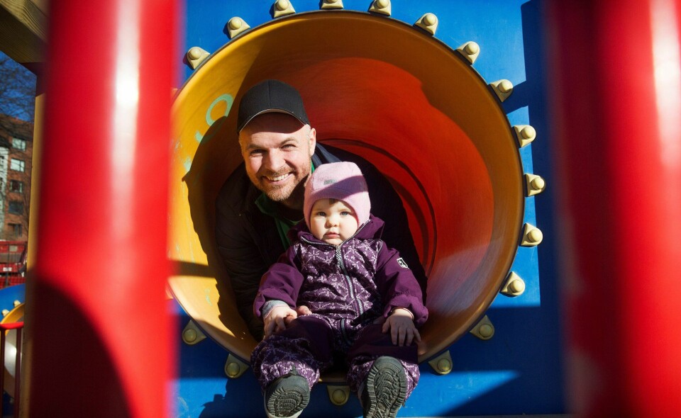 FIKK PLASS: Fra 1. april har Hedda Pedersen Mandal (snart 14 måneder) barnehageplass. Noe også pappa Håkon Nikolai Mandal gleder seg over.