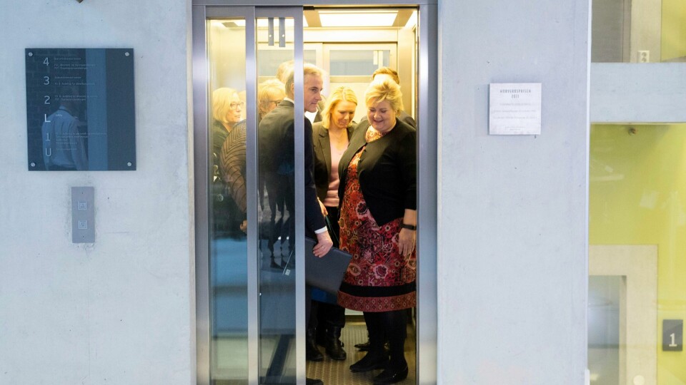 Erna Solberg (H) og Sylvi Listhaug (Frp) og Jonas Gahr Støre (Ap), Marit Arnstad (Sp), Trine Skei Grande (V), Knut Arild Hareide, Trond Helleland (H) og Harald Tom Nesvik (Frp) trykket sammen i heisen etter møtet om innstramningsforslagene i asylpolitikken 1. mars i år. FOTO: Håkon Mosvold Larsen/NTB scanpix