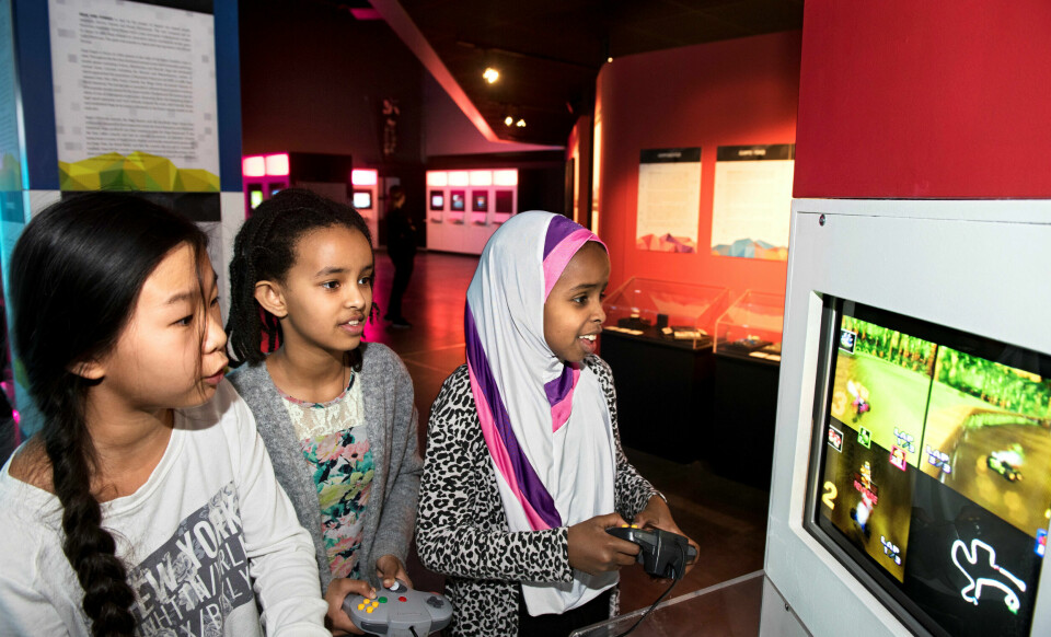 Josefine (10), Sara (10) og Salma (10) spiller Mario på Game On 2.0 på Teknisk Museum. FOTO: MIMSY MØLLER Josefine (10), Sara (10) og Salma (10) spiller Mario på Game On 2.0 på Teknisk Museum. FOTO: MIMSY MØLLER