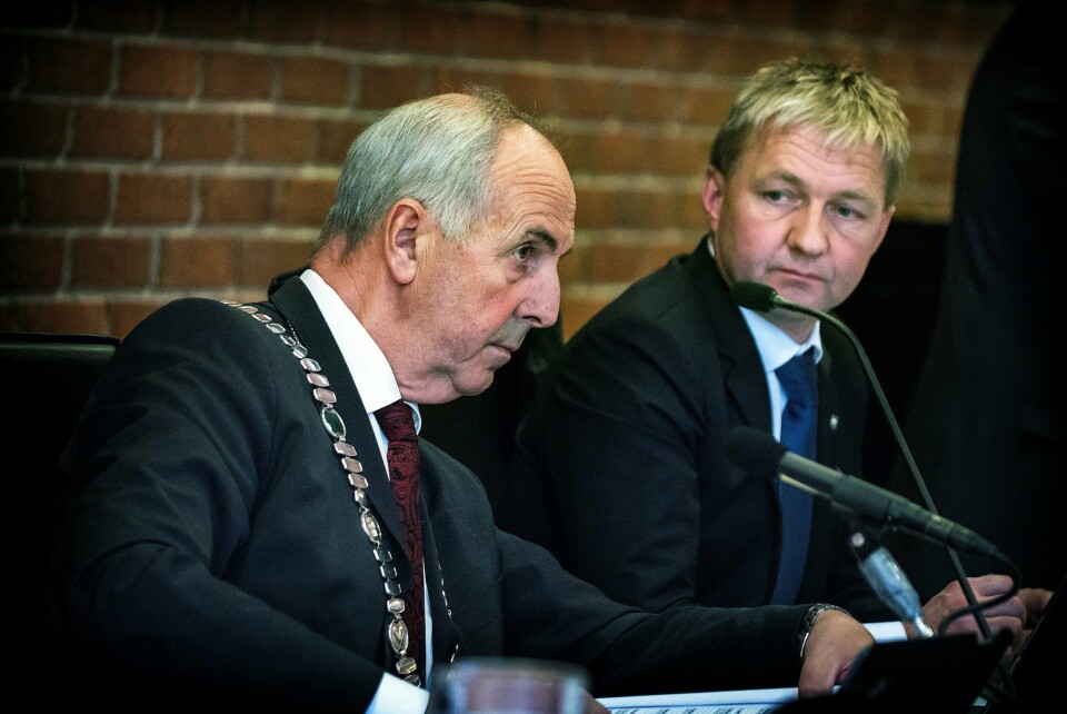 Ordfører Stanley Wirak (Ap) og varaordfører Pål Morten Borgli (Frp) mener RAs sjefredaktør farer med vrøvl når han omtaler deres syn på kommunereformen. Foto: Roy Storvik