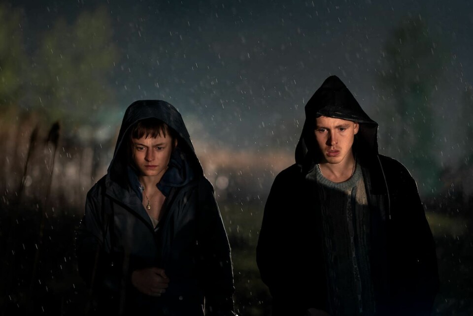 Darby (Emma Corrin) har fått ry for å være sin generasjons Sherlock Holmes. Hun har etterforsket seriedrap sammen med kjæresten Bill (Harris Dickinson), når hun blir invitert til et avsidesliggende luksushotell på Island. Darby (Emma Corin) har fått ry for å være sin generasjons Sherlock Holmes. Hun har etterforsket seriedrap sammen med kjæresten Bill (Harris Dickinson), når hun blir invitert til et avsidesliggende luksushotell på Island.