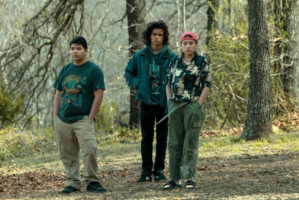 Unn deg en god serie: «Reservation Dogs» er en morsom og nedpå historie om livet på reservatet i Oklahoma, med hovedfokus på en vennegjeng unge - Cheese (Lane Factor), Bear (D’Pharaoh Woo-A-Tai) og Willie Jack (Paulina Alexis). Tredje og siste sesong av briljante «Reservation Dogs» ankommer Disney+ i løpet av sommeren: Med Lane Factor i rollen som Cheese, D’Pharaoh Woo-A-Tai i den sentrale rollen som Bear og Paulina Alexis som Willie Jack.