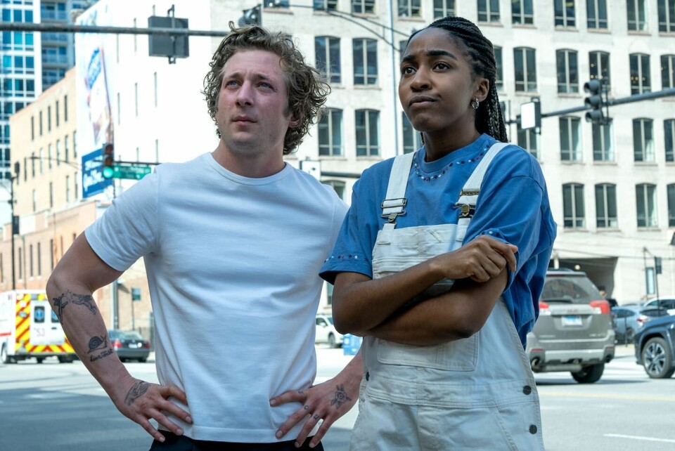 To sesonger er det så langt blitt av chefs-dramaet «The Bear». Jeremy Allen White har hovedrollen som den alltid pressa Carmen og imponerende utholdende chefen «Carmy» Berzatto. Ayo Edebiri spiller kollega Sydney Adamu. Får han realisert drømmen om sitt eget sted? Sesong to av chef-dramaet «The Bear» er her, under ett år siden serien skapte furore. Jeremy Allen White har hovedrollen som den alltid pressa Carmen «Carmy» Berzatto. Ayo Edebiri spiller kollega Sydney Adamu.