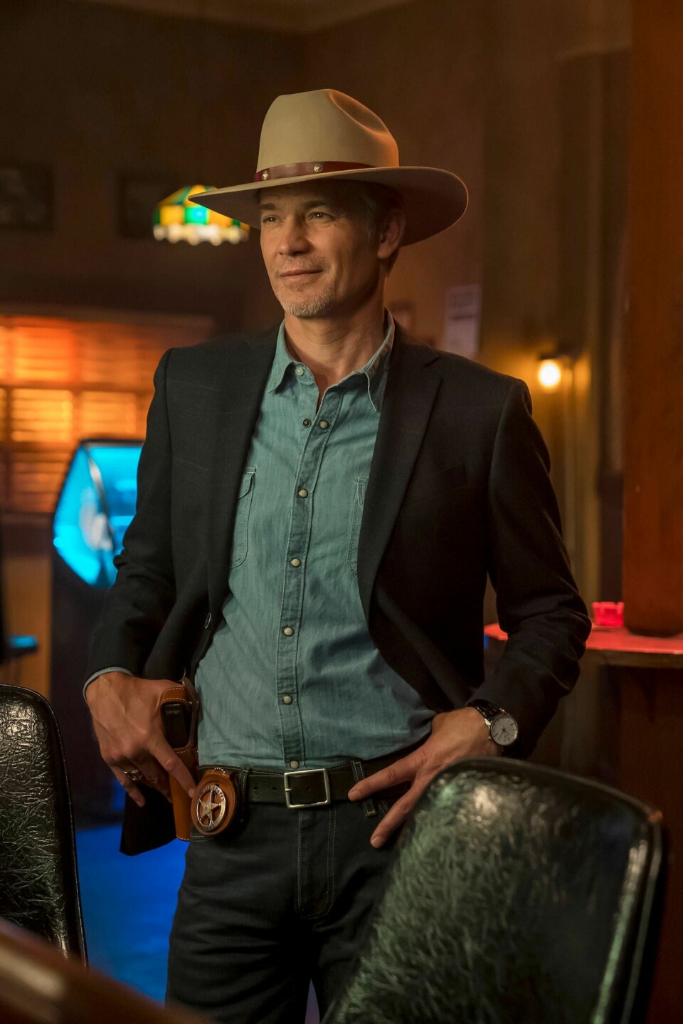 Litt gråere i håret enn før, men han er like kul som han er nådeløs mot lovbryterne, Timothy Olyphant er tilbake som Raylan Givens i denne frittstående oppfølgeren i «Justified»-serien. Litt gråere i håret enn før, men han er like kul som han er nådeløs mot lovbryterne, Timothy Olyphant er tilbake som Raylan Givens i denne frittstående oppfølgeren i «Justified»-serien.