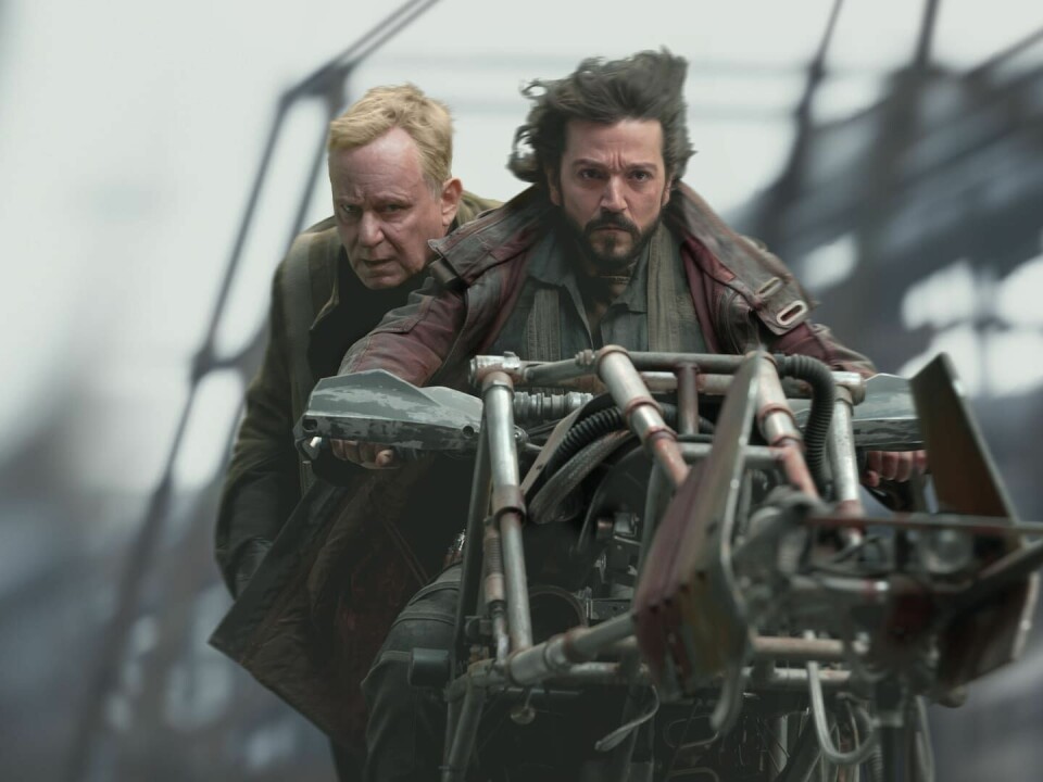 Luthen Rael (Stellan Skarsgaard) og Cassian Andor (Diego Luna) gjør sitt i kampen mot imperiet i «Andor» Luthen Rael (Stellan Skarsgaard) og Cassian Andor (Diego Luna) gjør sitt i kampen mot imperiet i «Andor»
