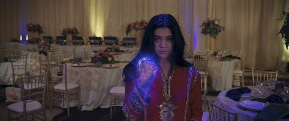 Tenåringen Kamala Khan (Iman Vellani) fra Jersey må takle sine nye superevner, superhelt-jagende myndigheter og overnaturlige krefter i den underholdende superheltserien «Ms. Marvel». Helten er tilbake i kinofilmen «The Marvels» Tenåringen Kamala Khan (Iman Vellani) fra Jersey må takle sine nye superevner, superhelt-jagende myndigheter og overnaturlige krefter i den underholdende superheltserien «Ms. Marvel». Helten er tilbake i kinofilmen «The Marvels»
