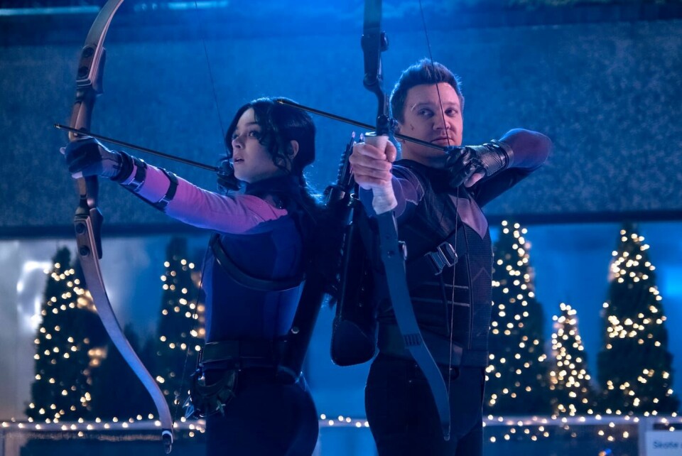 Gamle Hawkeye (Jeremy Renner) får selskap av etterfølgeren sin Kate Bishop (Hailee Steinfeld) i Marvel-serien som er like mye julefilm som den er superhelteventyr. Gamle Hawkeye (Jeremy Renner) får selskap av etterfølgeren sin Kate Bishop (Hailee Steinfeld) i Marvel-serien som er like mye julefilm som den er superhelteventyr.