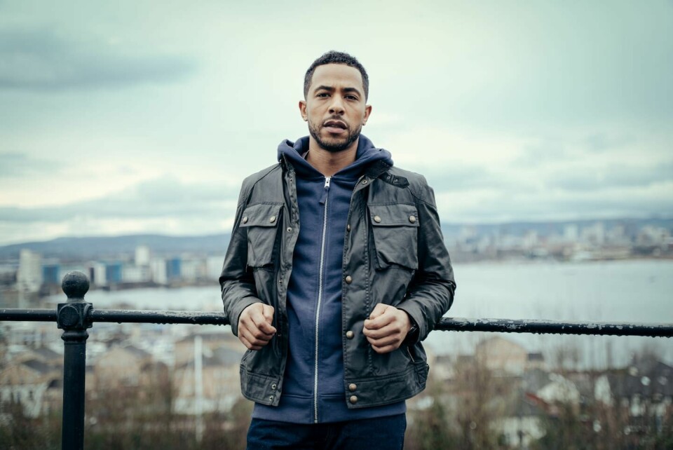Politimannen Jack Caffery er en nedtrykt fyr som begynner å se nærmere på en gammel drapssak, i den første TV-serien basert på en romanserie av Mo Hayder. Politimannen Jack Caffery er en nedtrykt fyr som begynner å se nærmere på en gammel drapssak, i den første TV-serien basert på en romanserie av Mo Hayder.