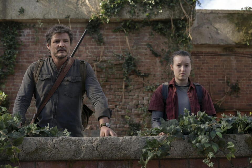 «The Last Of Us», en god TV-versjon av et populært videospill: Pedro Pascal og Bella Ramsey ga liv til spillets hovedpersoner Joel og Ellie som må ta seg levende gjennom et ødelagt USA for enhver pris. Bella Ramsey i «The Last of Us» sammen med Pedro Pascal. Foto: HBO Max