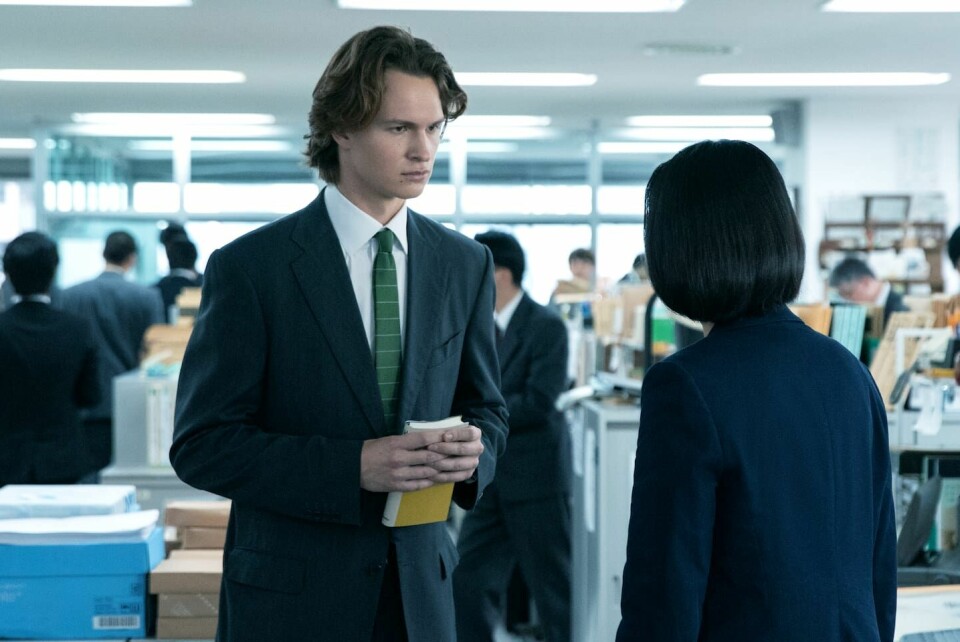 Amerikanske Jake Adelstein klarte kunststykket å bli journalist i en Tokyo-avis på 1990-tallet. Det er trygt å fastslå at han stakk seg ut i redaksjonsmiljøet der. I serien spilles han av Ansel Elgort. Amerikanske Jake Adelstein klarte kunststykket å bli journalist i en Tokyo-avis på 1990-tallet. Det er trygt å fastslå at han stakk seg ut i redaksjonsmiljøet der. I serien spilles han av Ansel Elgort.