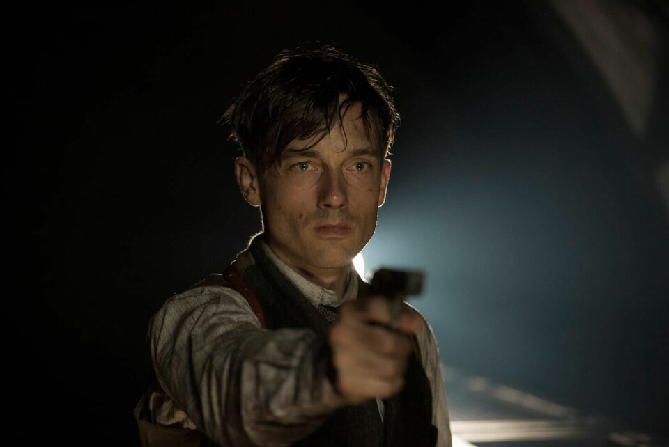 Politiinspektør Gereon Rath (Volker Bruch) løser krimsaker i mellomkrigsårenes kaotiske og brutale Berlin i den krimdramaserien «Babylon Berlin», nå ute i fire sesonger. Politiinspektør Gereon Rath (Volker Bruch) kommer på sporet av en voksende høyreekstrem bevegelse i sesong tre av «Babylon Berlin». Som er en av de siste årenes beste serier på NRK.