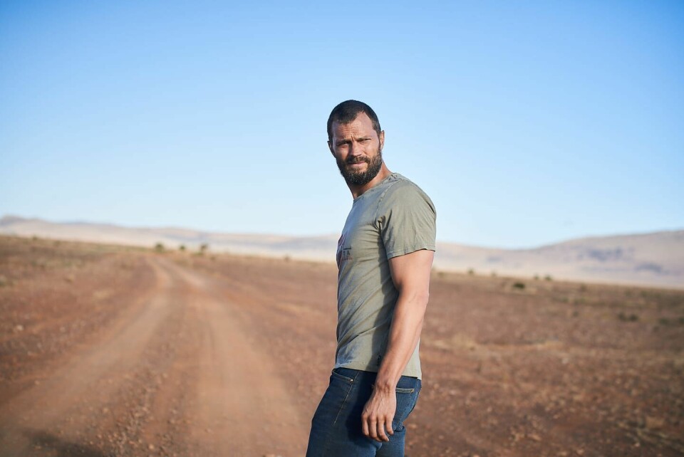 Jamie Dornan, et kjent ansikt for mange fra serien «The Fall» og «Fifity Shades of Grey», er en fortumla mann i ørkenen i «The Tourist». Jamie Dornan, et kjent ansikt for mange fra serien «The Fall» og «Fifity Shades of Grey», er en fortumla mann i ørkenen i «The Tourist».