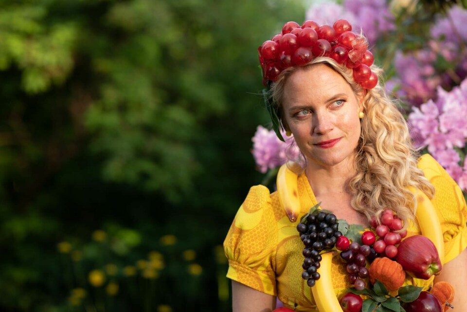 Nina Ellen Ødegård har vunnet skuespillerpris for rollen som kreftsyke Ester, her utkledd som fruktfat, i den morsomme og ettertenksomme, og godt lagde NRK-serien «Etterglød». Nina Ellen Ødegård har hovedrollen som den livsglade og kreftsyke Ester i den prisbelønte serien «Etterglød».