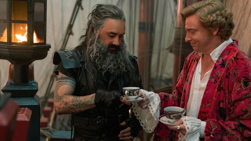 Taika Waititi og Rhys Darby er morsomme sammen i denne sjørøverserien, nok en komedie som kan få en til å lure på hva de har i vannet - eller chardonnayen - på New Zealand. Taika Waititi og Rhys Darby er morsomme sammen i denne sjørøverserien, nok en komedie som kan få en til å lure på hva de har i vannet - eller chardonnayen - på New Zealand.