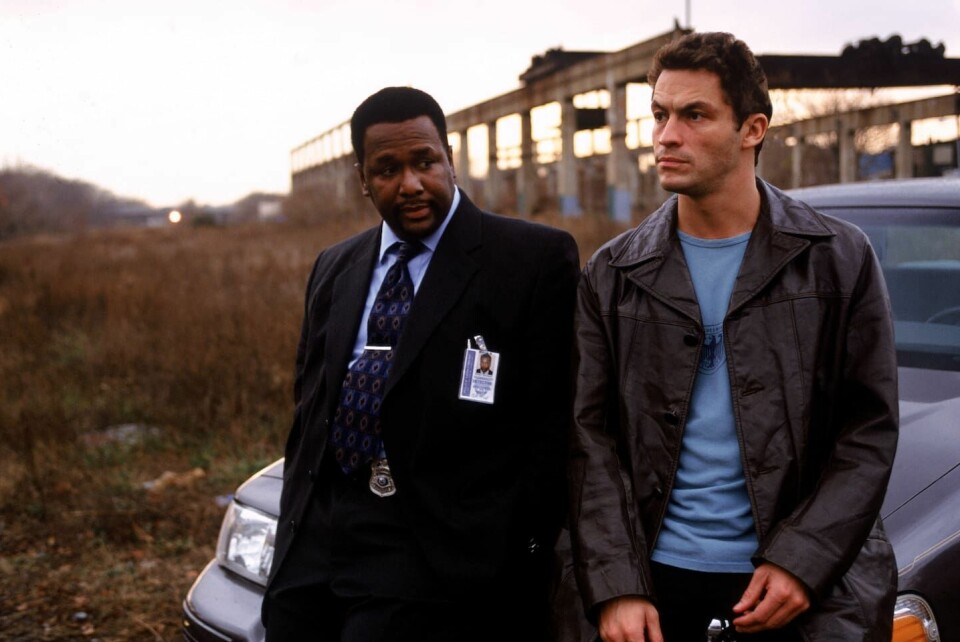 De to etterforskerne, drukkenboltene og skjørtejegerne - men hederlige politifolkene - William «Bunk» Moreland og JimmyMcNulty, spilt av Wendell Pierce og Dominic West. Sistnevnte spilte amerikansk politi så bra at det overraska veldig mange «The Wire»-fans at han faktisk er brite. De to etterforskerne, drukkenboltene og skjørtejegerne - men hederlige politifolkene - William «Bunk» Moreland og JimmyMcNulty, spilt av Wendell Pierce og Dominic West. Sistnevnte spilte amerikansk politi så bra at det overraska veldig mange «The Wire»-fans at han faktisk er brite.