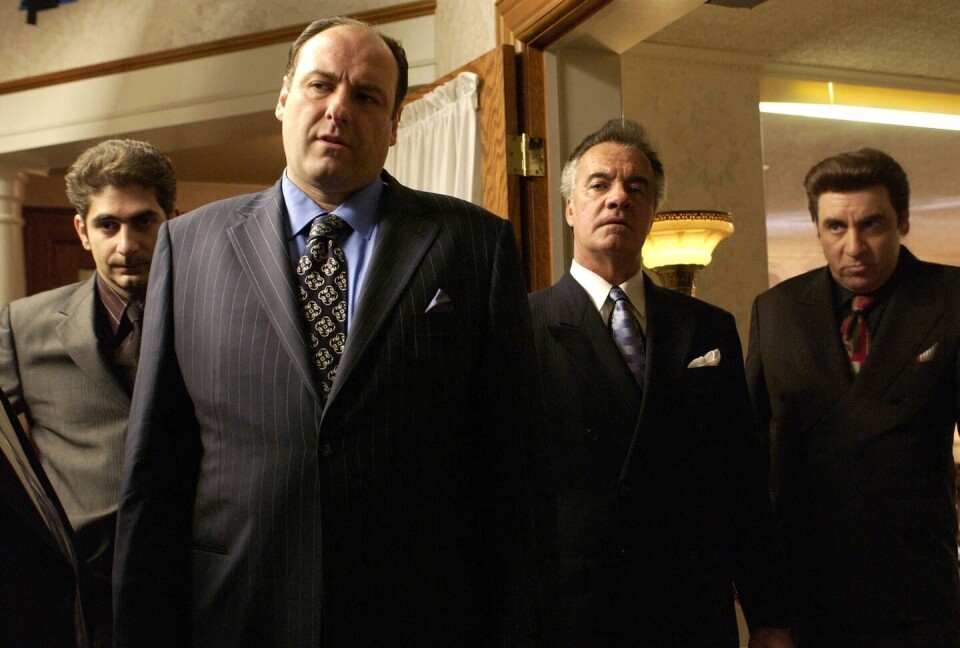 New Jersey-mafiaen Sopranos har ikke sluttet å fascinere. Nå er det en ny generasjon som lar seg fascinere av HBO-serien som innførte en ny standard for fortellerkunst innen TV-drama. New Jersey-mafiaen Sopranos har ikke sluttet å fascinere. Nå er det en ny generasjon som lar seg fascinere av HBO-serien som innførte en ny standard for fortellerkunst innen TV-drama.