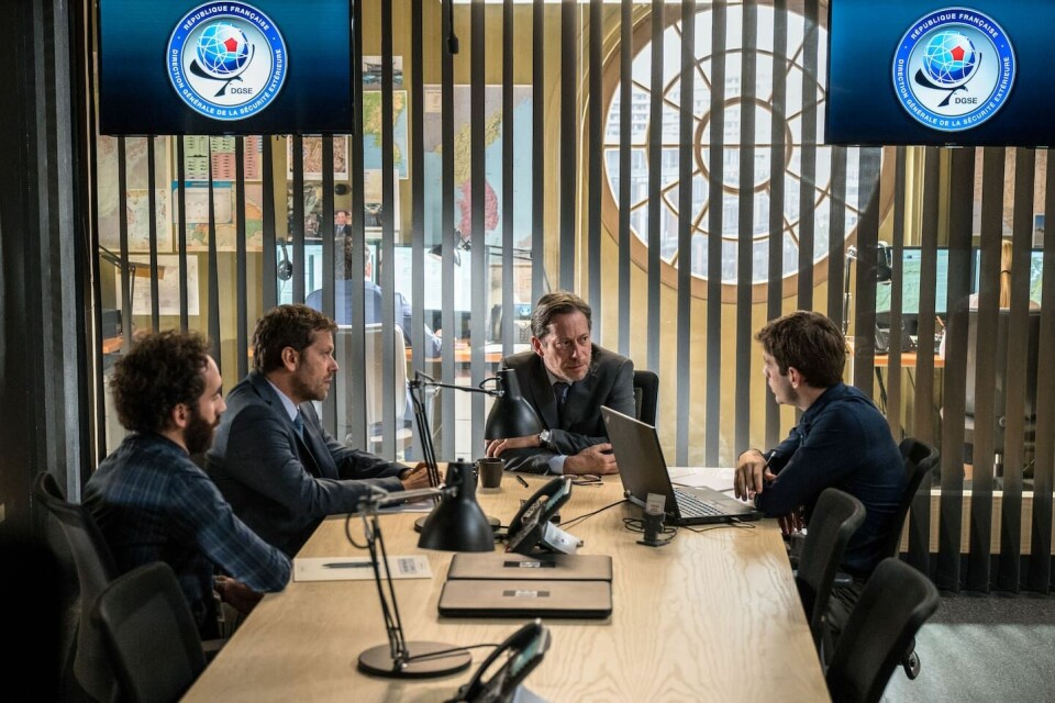 De franske etteretningsagentenes spionasje og jakt på andre lands spioner er ute i fem sesonger. De franske etteretningsagentenes spionasje og jakt på andre lands spioner er ute i fem sesonger.