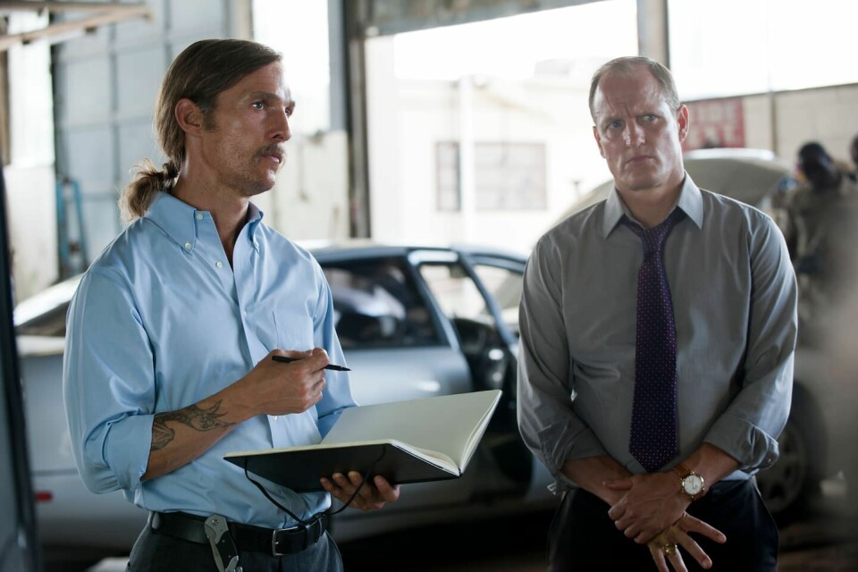 Rust Cohle (Matthew McConaughey) og Martin Hart (Woody Harrelson) er overbevisende som etterforskere i den første sesongen av «True Detective», den beste av de tre i denne serien. Rust Cohle (Matthew McConaughey) og Martin Hart (Woody Harrelson) er overbevisende som etterforskere i den første sesongen av «True Detective», den beste av de tre i denne serien.