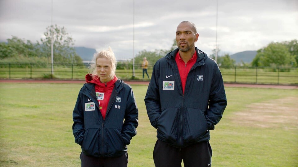 Helena Mikkelsen (Ane Dahl Torp) og Michael Ellingsen (John Carew) i den norske fotballserien «Heimebane». Helena Mikkelsen (Ane Dahl Torp) og Michael Ellingsen (John Carew) i den norske fotballserien «Heimebane».