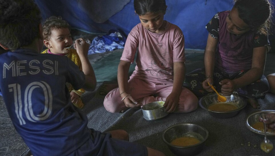 Barn spiser linsesuppe i familiens telt i Gaza by i mai.