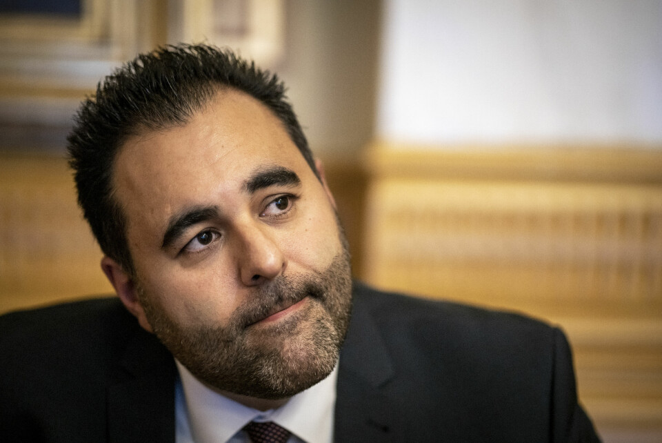 Masud Gharahkhani (Ap) har aldri opplevd liknende den markeringen som fant sted i Stortinget onsdag formiddag. Stortingspresident Masud Gharahkhani (Ap), som sjølv kom til Norge som flyktning på 1980-talet, møtte onsdag ukrainske flyktningar på mottakssenteret i Råde. Arkivfoto: Ole Berg-Rusten / NTB/ NPK