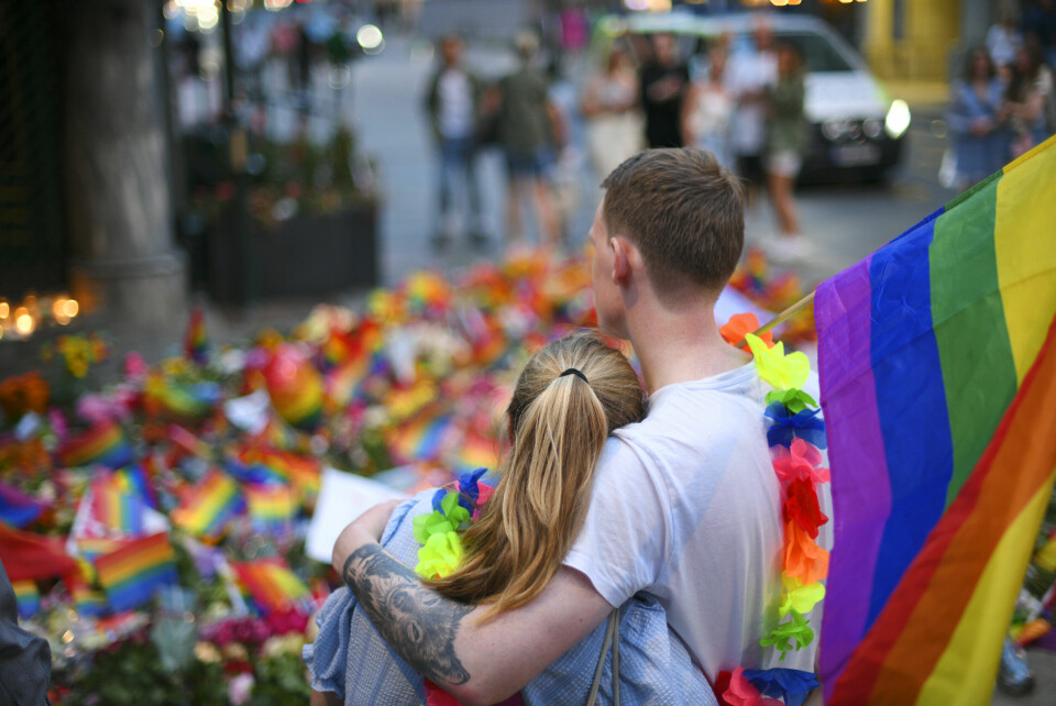 Blomster og pride-flagg har preget åstedet for helgens skyteepisode i Oslo sentrum. Vi må tenke oss nøye om i forhold til hvordan vi best beskytter oss mot og møter hendelser som dette, skriver Tanja Ellingsen. Blomster og pride-flagg har preget åstedet for helgens skyteepisode i Oslo sentrum.