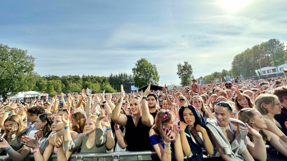 Det tok av da australske Dean Lewis spilte på scenen. - I'm from Australia. I can't believe you guys know my songs, ropte han fra scenen til en massiv respons. Det tok av da australske Dean Lewis spilte på scenen. - I'm from australia, and I can't believe you guys know my songs, ropte han fra scenen til en massiv respons.