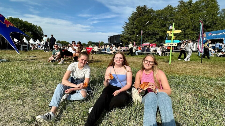 Emma Vatne, Patrycja Charowska og Victoria Bekkesletten ble venner da de sto i matkøen, og bestemte seg for å kjøpe en pizza sammen. Emma Vatne, Patrycja Charowska og Victoria Bekkesletten ble venner da de sto i matkøen, og bestemte seg for å kjøpe en pizza sammen.