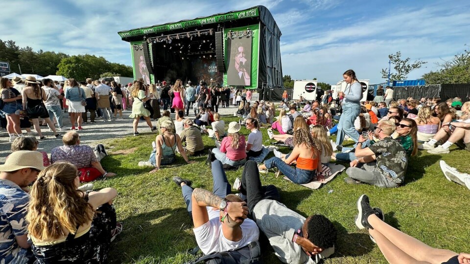 Mange sto og hoppet foran scenen. Andre lå og slappet av på gresset. Det er mange måter å nyte musikken på Vaulen Open Air. Mange sto og hoppet foran scenen. Andre lå og slappet av på gresset. Det er mange måter å nyte musikken på Vaulen Open Air.