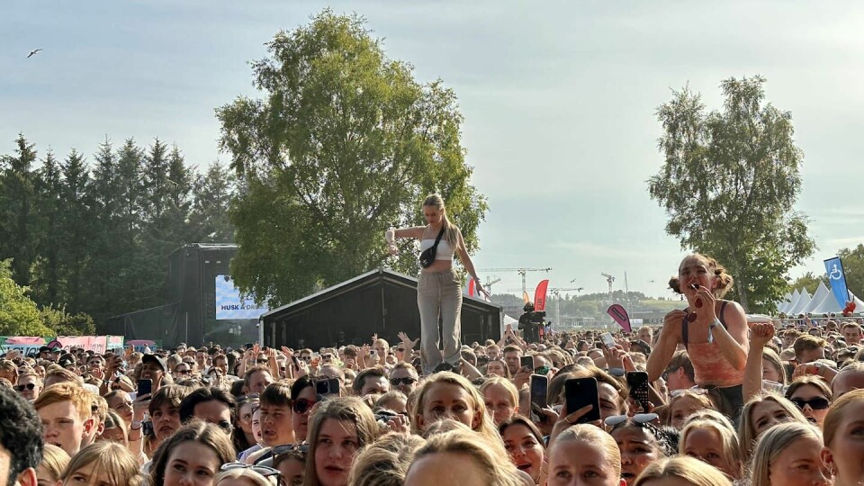 Litt langt fra scenen? Ingen problem, bare lån noens skuldre. Litt langt fra scenen. Ingen problem, bare lån noens skuldre.