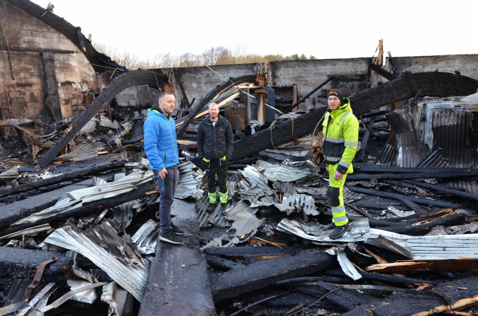 Det 460 kvadratmeter store hobbyverkstedet til Trond Even Lunde, Arvid Ellingsen og Thomas Tveit er helt nedbrent. Verdier til to millioner kroner gikk tapt da lagerbygningen i Nordsjøvegen ved flyplassen brant 28. desember. - Den sentimentale verdien kan man ikke sette prislapp på, sier kameratene. Nesten 20 års arbeid gikk tapt. Det 460 kvadratmeter store hobbyverkstedet til Trond Even Lunde, Arvid Ellingsen og Thomas Tveit er helt nedbrent. Verdier til to millioner kroner gikk tapt da lagerbygningen i Nordsjøvegen ved flyplassen brant 28. desember. - Den sentimentale verdien kan man ikke sette prislapp på, sier kameratene. Nesten 20 års arbeid gikk tapt.