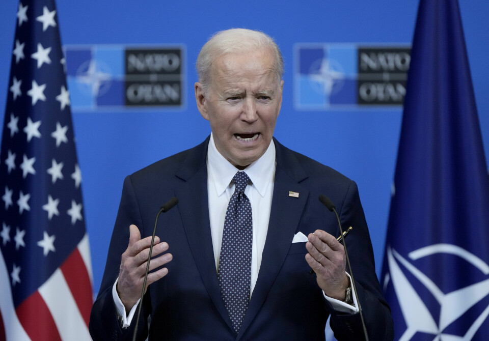 USAs president Joe Biden sier at Russland kan vente en reaksjon om Vladimir Putin bruker kjemiske våpen i Ukraina. President Joe Biden under pressekonferansen i Brussel torsdag kveld, der han sier at Nato vil svare dersom Russlands president Vladimir Putin tar i bruk kjemiske våpen under krigen i Ukraina. Foto: Markus Schreiber/ AP/NTB