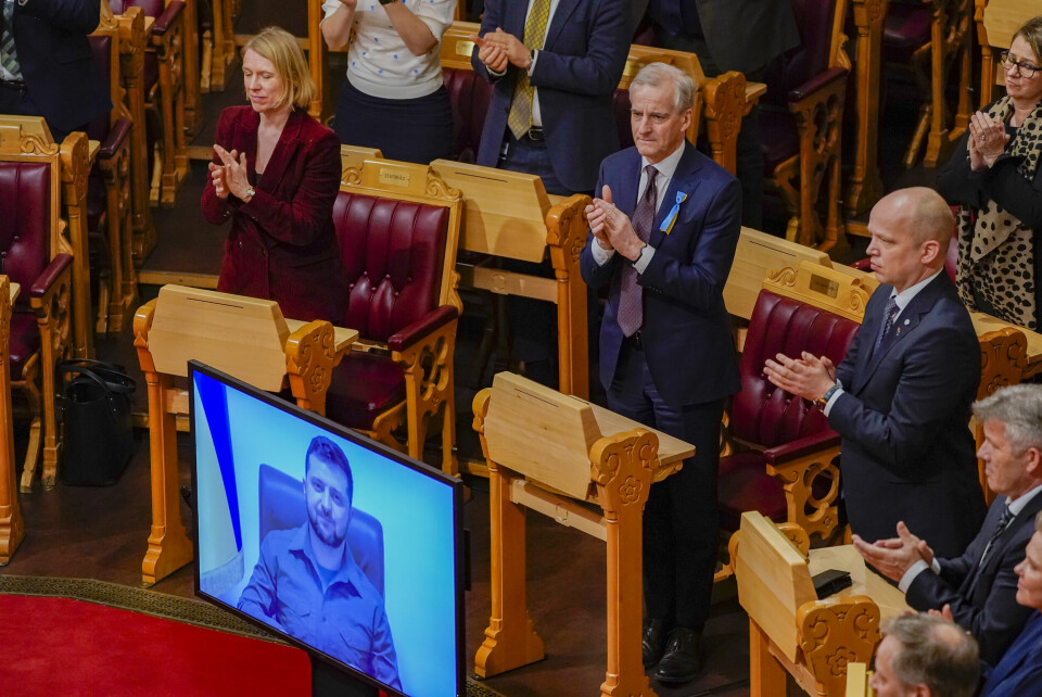 Storting og regjering var i går samlet for å lytte til president Volodymyr Zelenskyjs tale. .