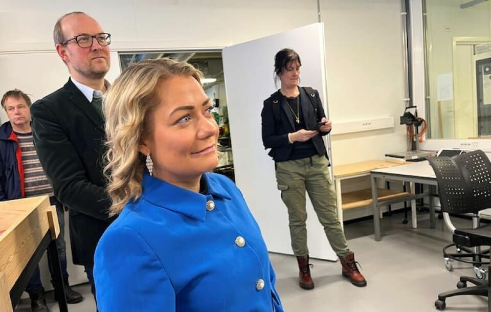 Sandra Borch (Sp) gjestet blant annet ingeniørstudiet ved Høgskolen i Østfold i Fredrikstad sist fredag. Bare timer senere offentliggjorde hun ved pressekonferanse at hun trekker seg som statsråd for forskning og høyere utdanning. Sandra Borch (Sp) gjestet blant annet ingeniørstudiet ved Høgskolen i Østfold i Fredrikstad sist fredag. Bare timer senere offentliggjorde hun ved pressekonferanse at hun trekker seg som statsråd for forskning og høyere utdanning.