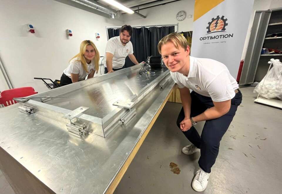 HiØ-studentene Miriam Michelle Poloyapoy Strand (fra venstre), Åsmund Aspholm og Hans Marius Ødegårdstuen viser fram ramma på bilen de skal bygge. HiØ-studentene Miriam Michelle Poloyapoy Strand (fra venstre), Åsmund Aspholm og Hans Marius Ødegårdstuen viser fram ramma på bilen de skal bygge.