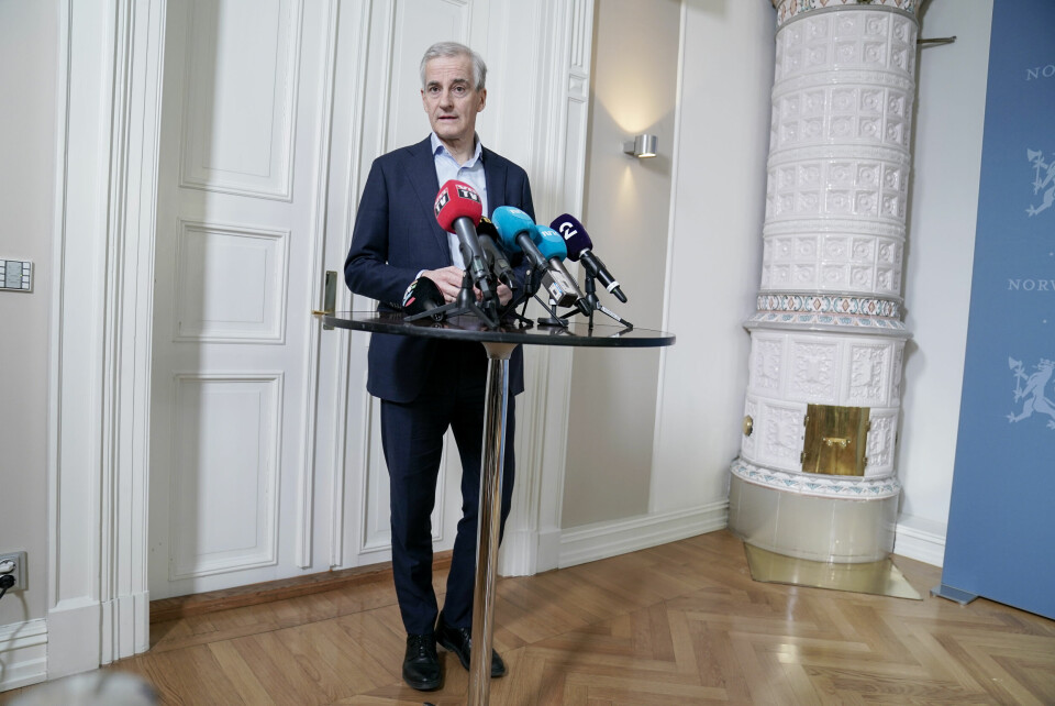 Statsminister Jonas Gahr Støre (Ap) møter pressen lørdag for å kommentere at Odd Roger Enoksen (Sp) går av som forsvarsminister.Enoksen ba lørdag om å få gå av etter at han hadde bekreftet og beklaget et forhold til en ung kvinne på 2000-tallet. Støre opplyser i en epost at han aksepterer dette og at det er riktig av Enoksen å gå av. Statsminister Jonas Gahr Støre (Ap) møter pressen lørdag for å kommentere at Odd Roger Enoksen (Sp) går av som forsvarsminister.Enoksen ba lørdag om å få gå av etter at han hadde bekreftet og beklaget et forhold til en ung kvinne på 2000-tallet. Støre opplyser i en epost at han aksepterer dette og at det er riktig av Enoksen å gå av.