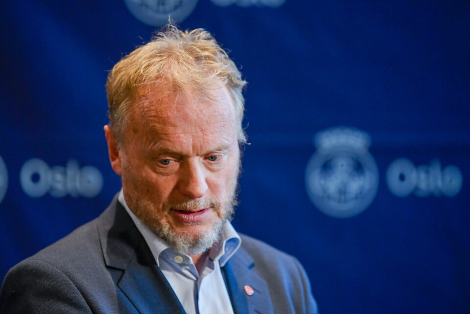 Byrådsleder Raymond Johansen (Ap) etter pressekonferansen i Oslo rådhus etter Arbeiderpartiets møte om Fornebubanen denne uka. - Det hviler nå et stort ansvar for budsjettforhandlerne fra Arbeiderpartiet, Senterpartiet og SV, skriver MDGs Berg. .