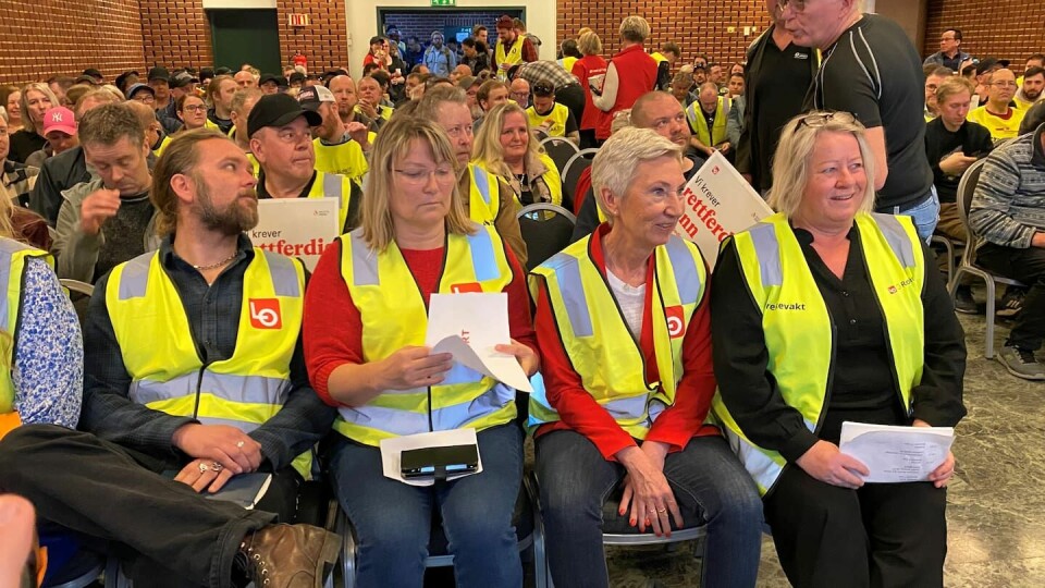 LO-sjef Peggy Hessen Følsvik var på Folkets Hus og en Stavanger/Sandnes-rundtur og besøkte streikende. Fra venstre: Ommund Stokka (nestleder Industri Energi), Anita Paula Johansen (leder Norsk Arbeidsmandsforbund), LO-sjef Peggy Hessen Følsvik og regionsjef i LO Rogaland, Eirin Sund. LO-sjef Peggy Hessen Følsvik var på Folkets Hus og en Stavanger/Sandnes-rundtur og besøkte streikende. Fra venstre: Ommund Stokka (nestleder Industri Energi), Anita Paula Johansen (leder Norsk Arbeidsmandsforbund), LO-sjef Peggy Hessen Følsvik og regionsjef i LO Rogaland, Eirin Sund.