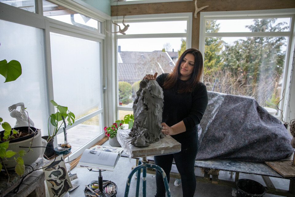 Astri Tonoian har laget Freya-statuen hjemme i sitt atelier i Moss. Før avdukingen 29. april var hun med på et stunt der en gipskopi av statuen ble satt ut i Bjørvika. Målet var å se hvordan folk ville reagere, men allerede dagen etter hadde Oslo Havn fjernet statuen.