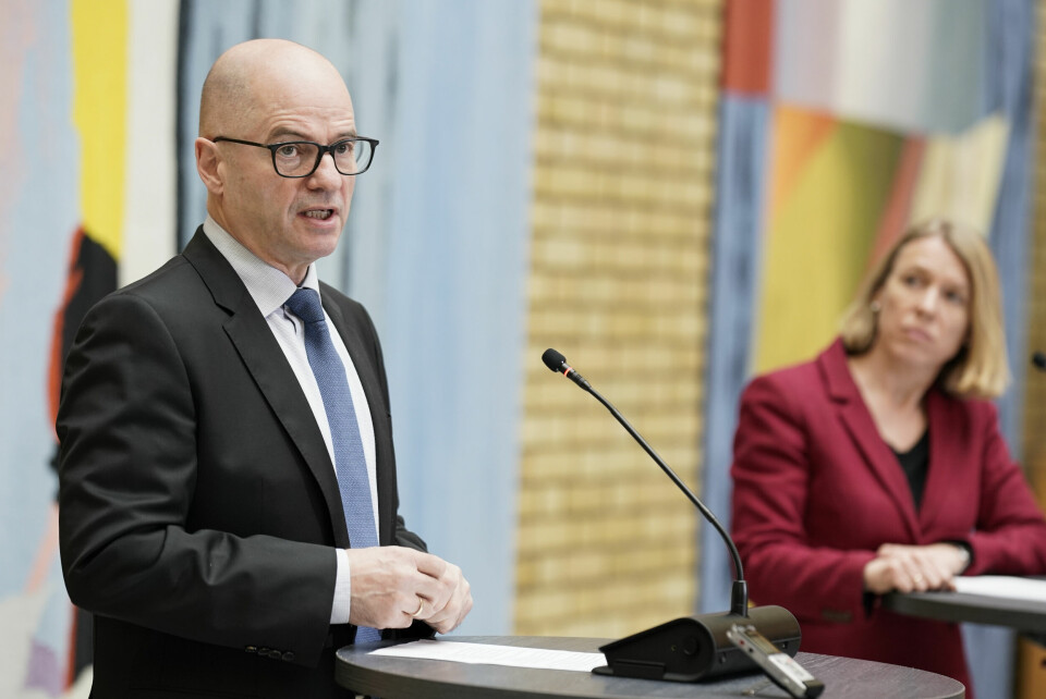 Forsvarsminister Odd-Roger Enoksen og utenriksminister Anniken Huitfeldt møter pressen i vandrehallen i Stortinget. Forsvarsminister Odd-Roger Enoksen og utenriksminister Anniken Huitfeldt møter pressen i vandrehallen i Stortinget. Foto: Stian Lysberg Solum / NTB