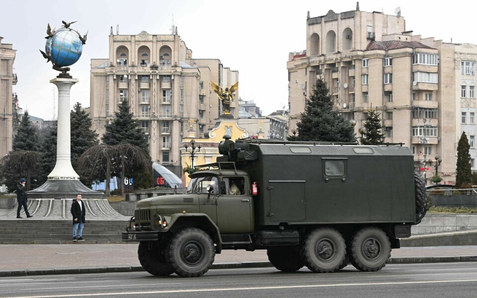 – Hvis Putin vil stoppe Ukraina fra å eksistere som et demokratisk land må russiske styrker inn i hovedstaden Kyiv og ta makten der. Det kan bli en fryktelig bykrig, sier seniorforsker Karsten Friis. Her et militært kjøretøy som kjørte gjennom Ukrainas hovedstad Kyiv torsdag. – Hvis Putin vil stoppe Ukraina fra å eksistere som et demokratisk land må russiske styrker inn i hovedstaden Kyiv og ta makten der. Det kan bli en fryktelig bykrig, sier seniorforsker Karsten Friis. Her et militært kjøretøy som kjørte gjennom Ukrainas hovedstad Kyiv torsdag.