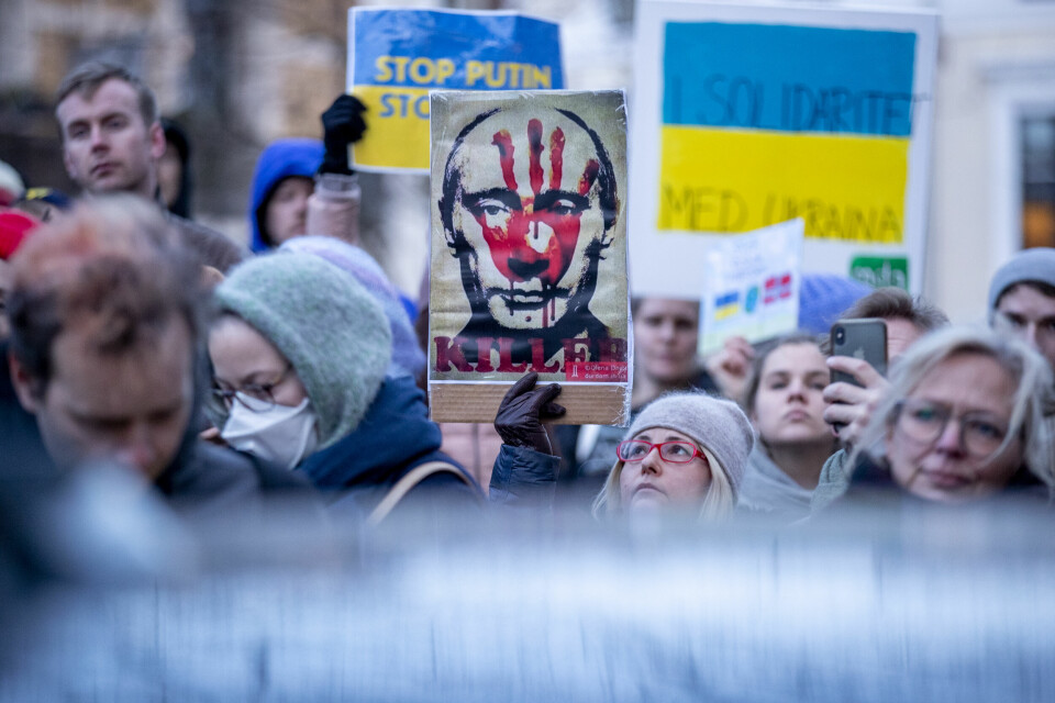 Mange ukrainere møtte opp på markeringen utenfor den russiske ambassaden for å markere sin motstand mot de pågående krigshandlingene i Ukraina. Markering mot Russlands invasjon av Ukraina foran den russiske ambassaden i Oslo. Mange ukrainere møtte opp for å markere sin motstand mot de pågående krigshandlingene i Ukraina.