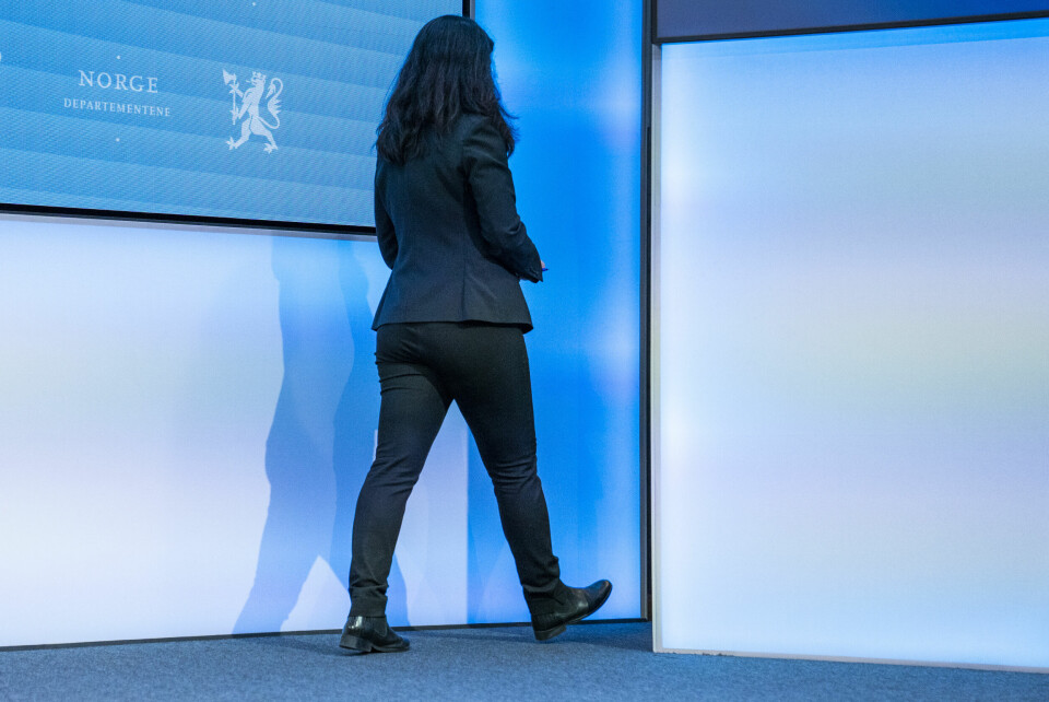 Arbeids- og integreringsminister Hadia Tajik (Ap) på vei ut av pressekonferansen i Marmorhallen i Oslo onsdag, der hun varslet sin avgang. Oslo 20220302. Arbeids- og integreringsminister Hadia Tajik (Ap) på vei ut av pressekonferansen i Marmorhallen i Oslo onsdag.Foto: Håkon Mosvold Larsen / NTB