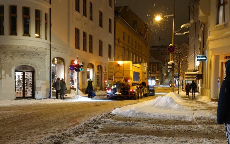 Brøytemannskapene jobbet på spreng tirsdag morgen. Likevel gikk det kort tid før veiene igjen var dekket av snø. Snøkaos i Bergen
