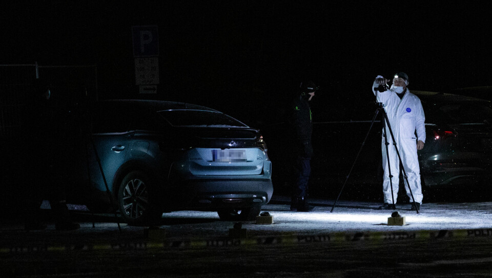Mannen i 30-årene ble skutt ved parkeringsplassen utenfor flerbrukshallen Mossehallen. Her jobber krimteknikere fra politiet på åstedet. Krimteknikere fra politiet undersøkte åstedet etter skytingen.