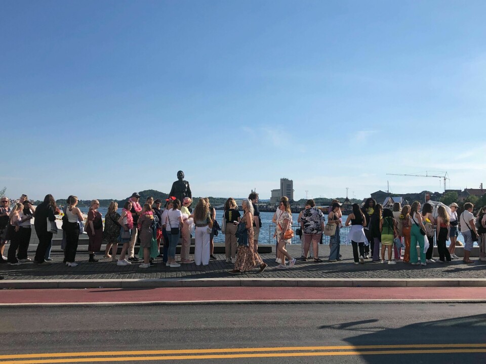 Personer står i kø i Oslo sentrum for å komme seg ut til Telenor Arena. Personer står i kø i Oslo sentrum for å komme seg ut til Telenor Arena.