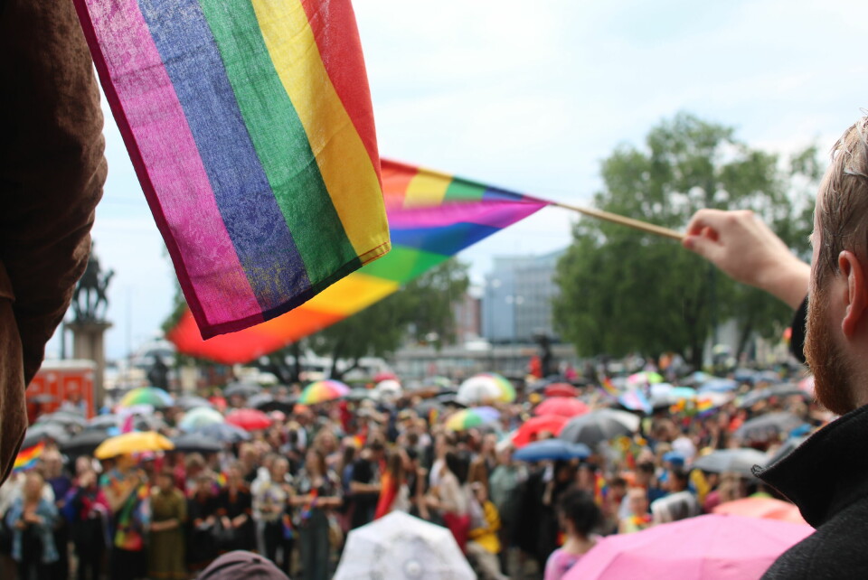 Bildet er fra pride-markeringen på Rådhusplassen, 27. juni. Pride-markering på Rådhusplassen