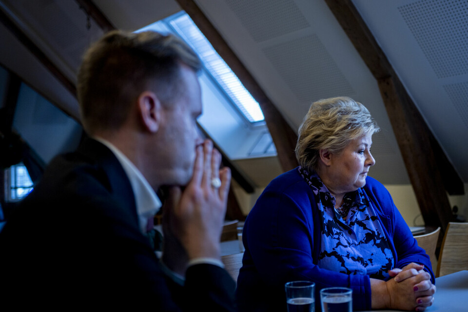 Pressesjef Cato Husabø Fossen og Høyre-leder Erna Solberg. Oslo 20230915. Pressesjef Cato Husabø Fossen og Høyre-leder Erna Solberg orienterer pressen fredag morgen om ektemannen Sindre Finnes aksjehandel i årene hun var statsminister.Foto: Heiko Junge / NTB